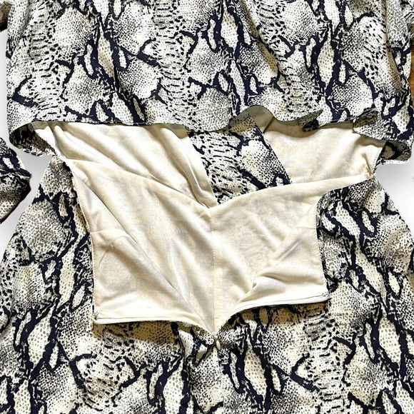 Arc & Co Long Sleeve Snakeskin Print Shortalls Romper Size Large - Picture 15 of 15